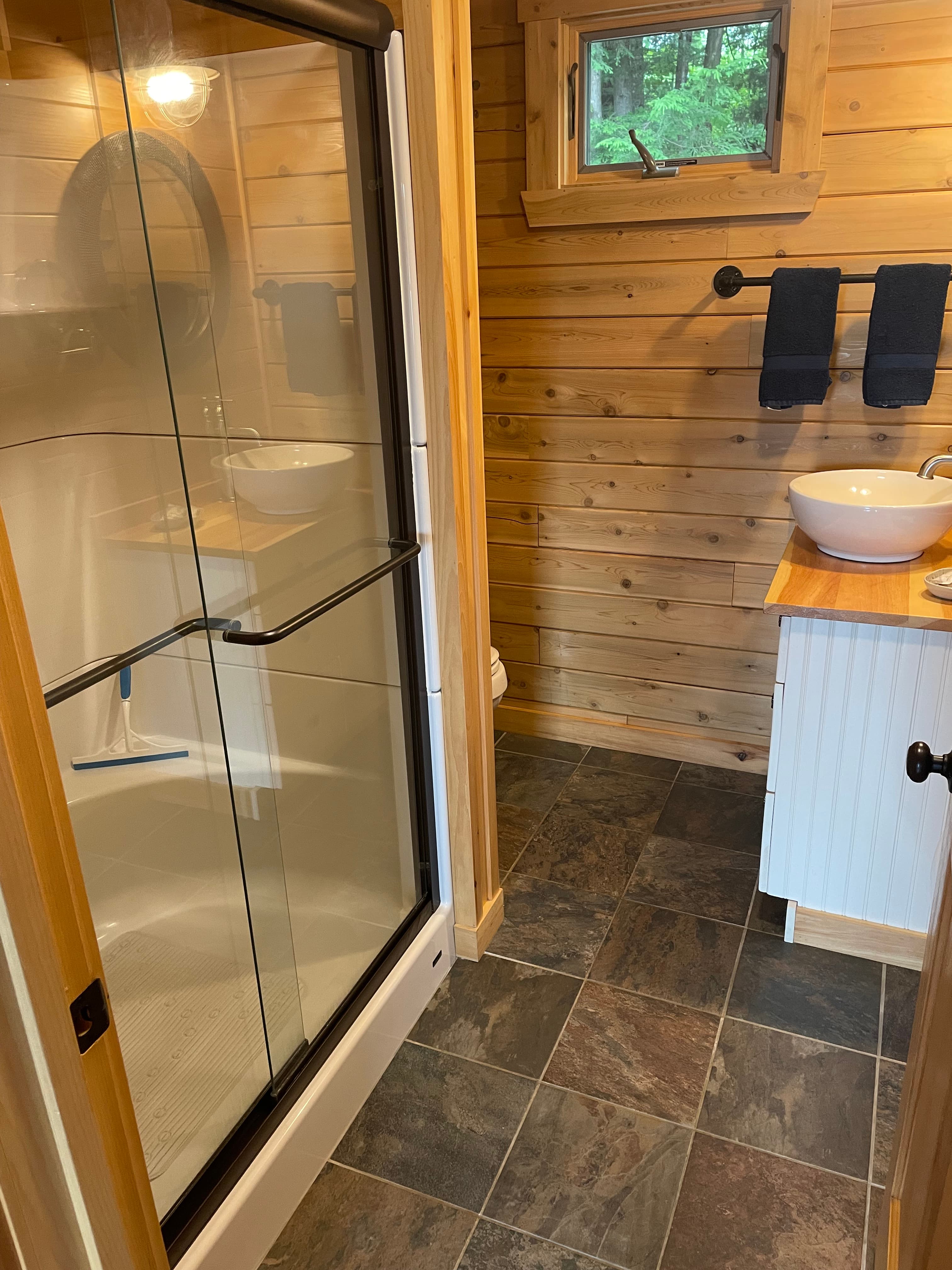 cabin-146-bath-01